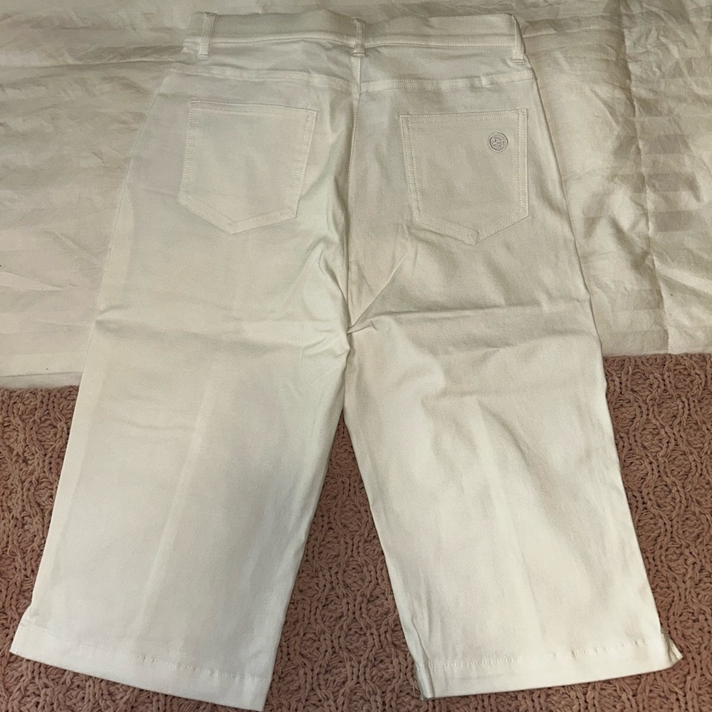 UrRebel women’s white golf capris - Picture 3 of 4